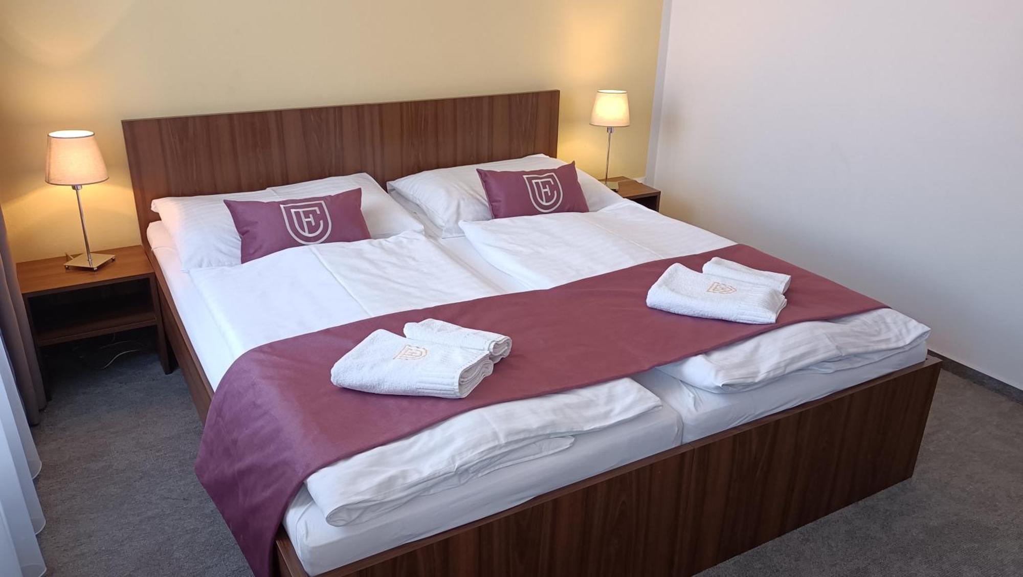 סטופאבה Hotel Eminent מראה חיצוני תמונה