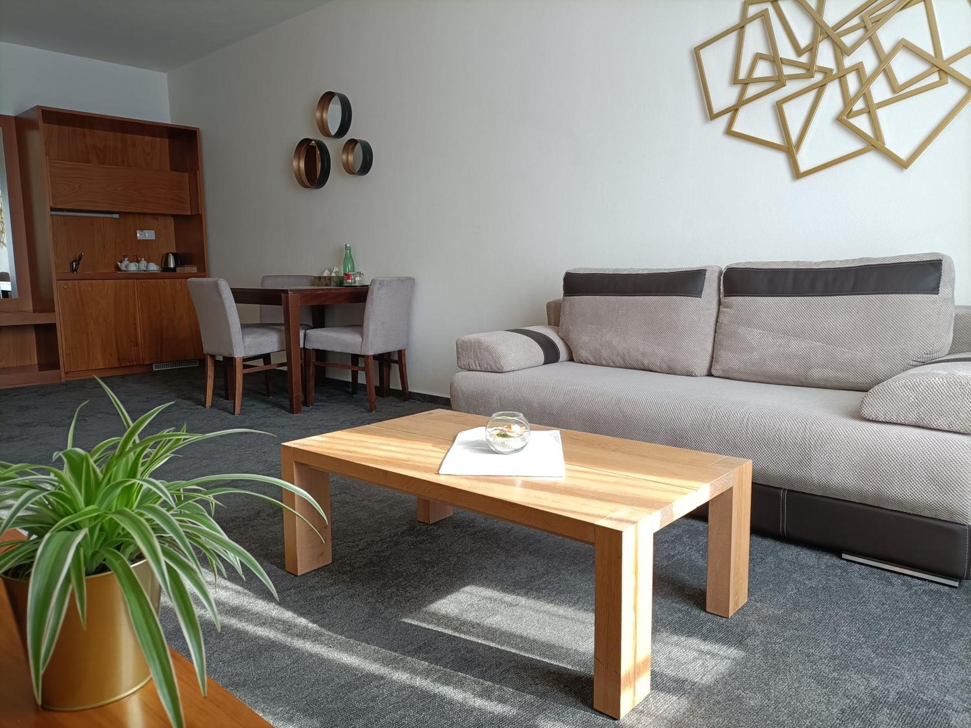 סטופאבה Hotel Eminent מראה חיצוני תמונה