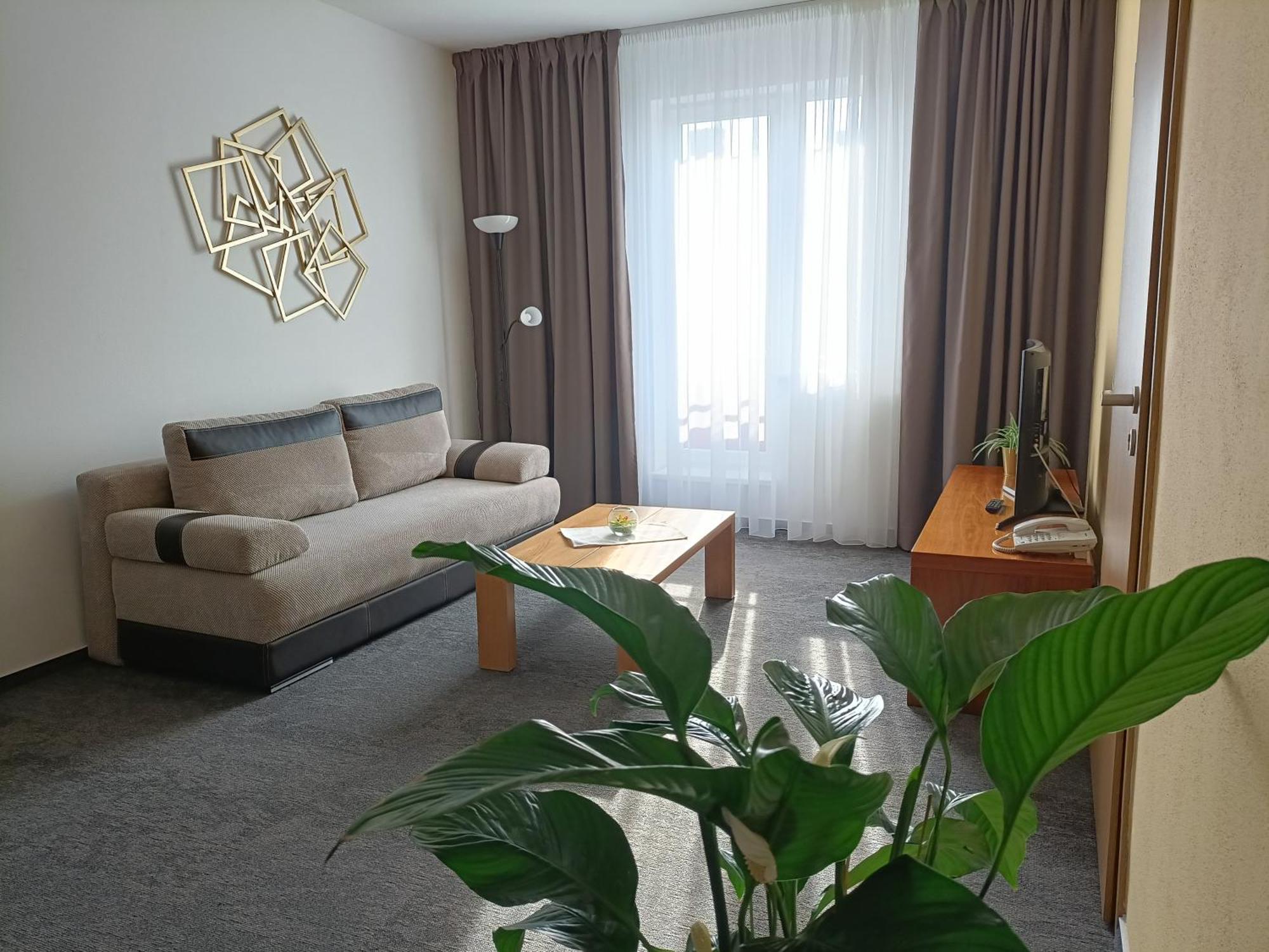 סטופאבה Hotel Eminent מראה חיצוני תמונה