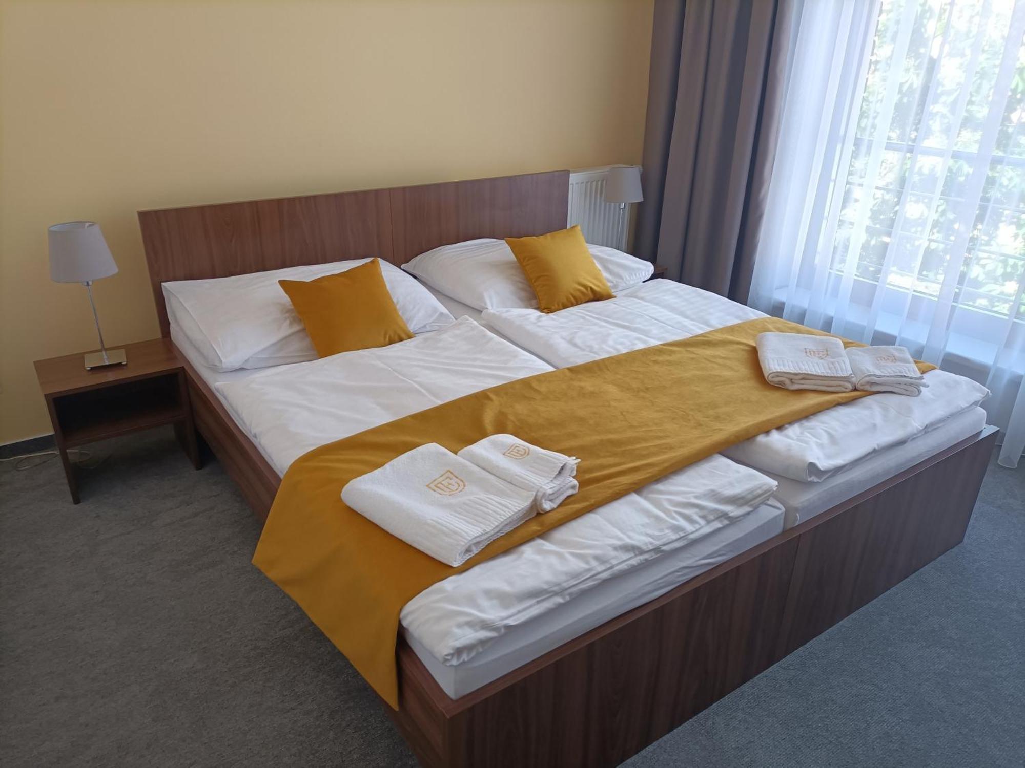 סטופאבה Hotel Eminent מראה חיצוני תמונה