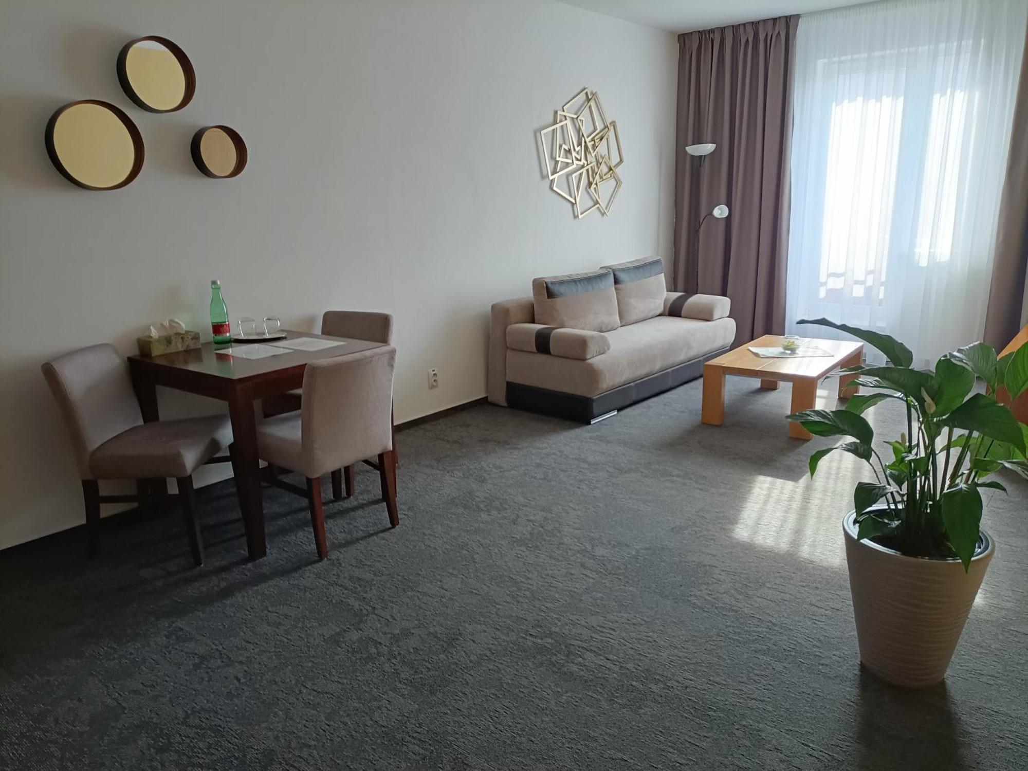סטופאבה Hotel Eminent מראה חיצוני תמונה