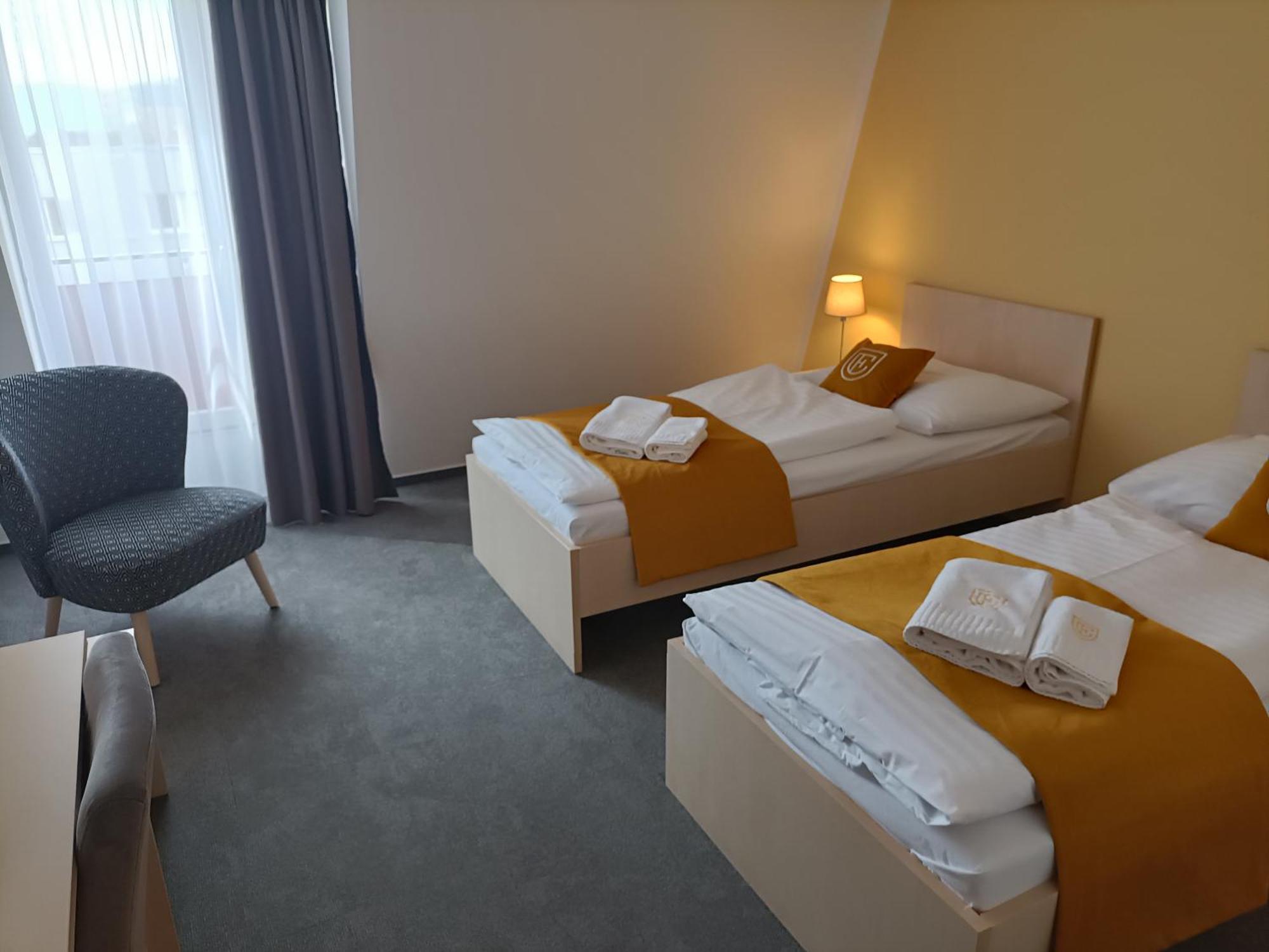 סטופאבה Hotel Eminent מראה חיצוני תמונה
