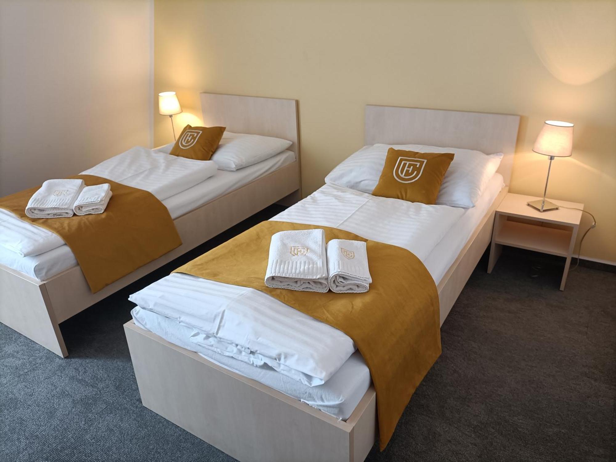 סטופאבה Hotel Eminent מראה חיצוני תמונה