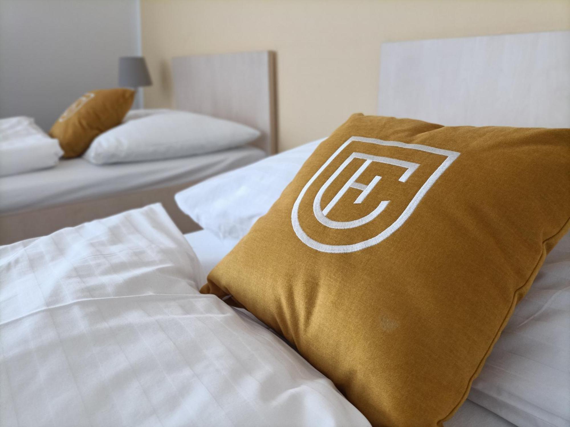 סטופאבה Hotel Eminent מראה חיצוני תמונה