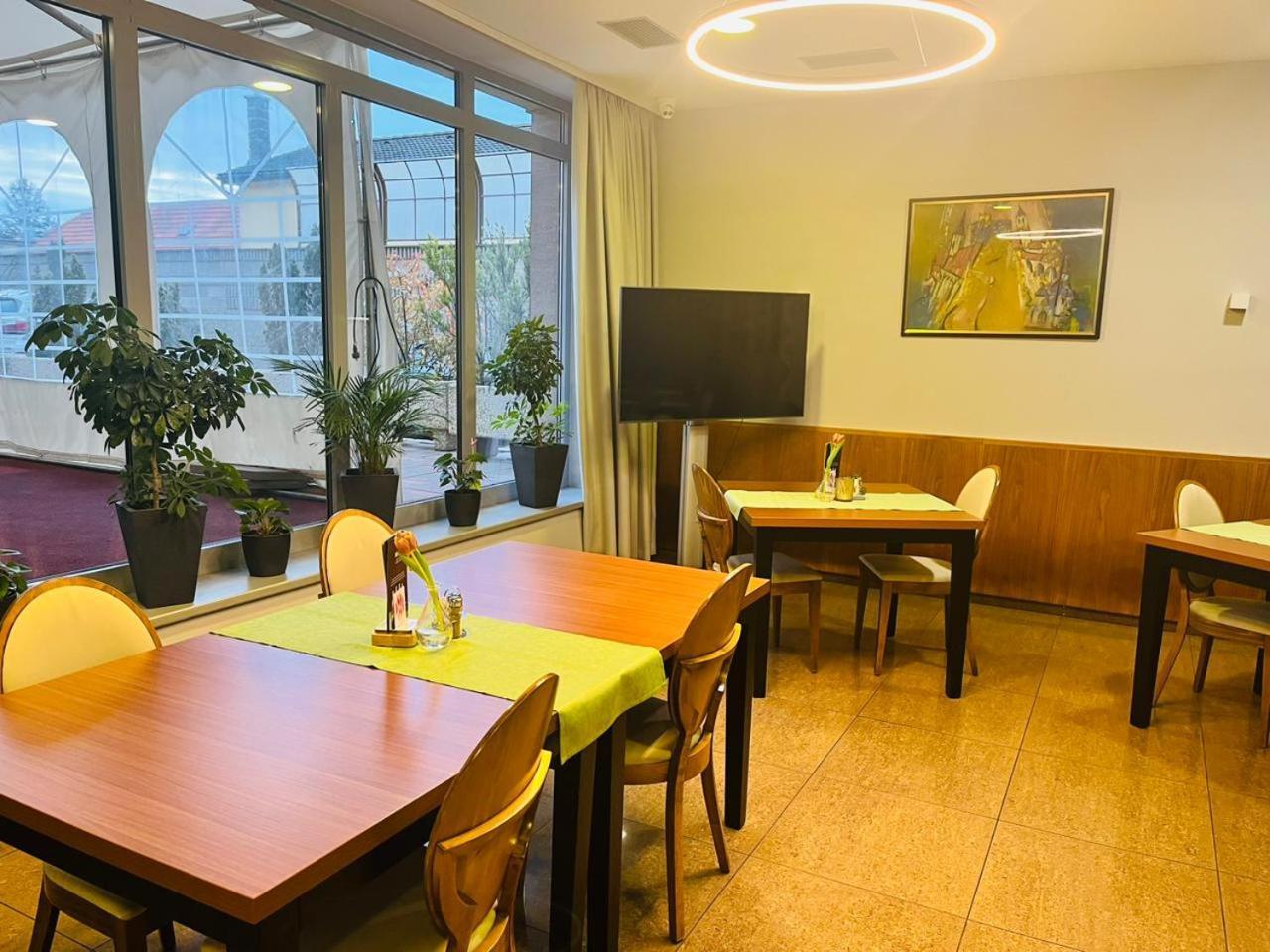 סטופאבה Hotel Eminent מראה חיצוני תמונה