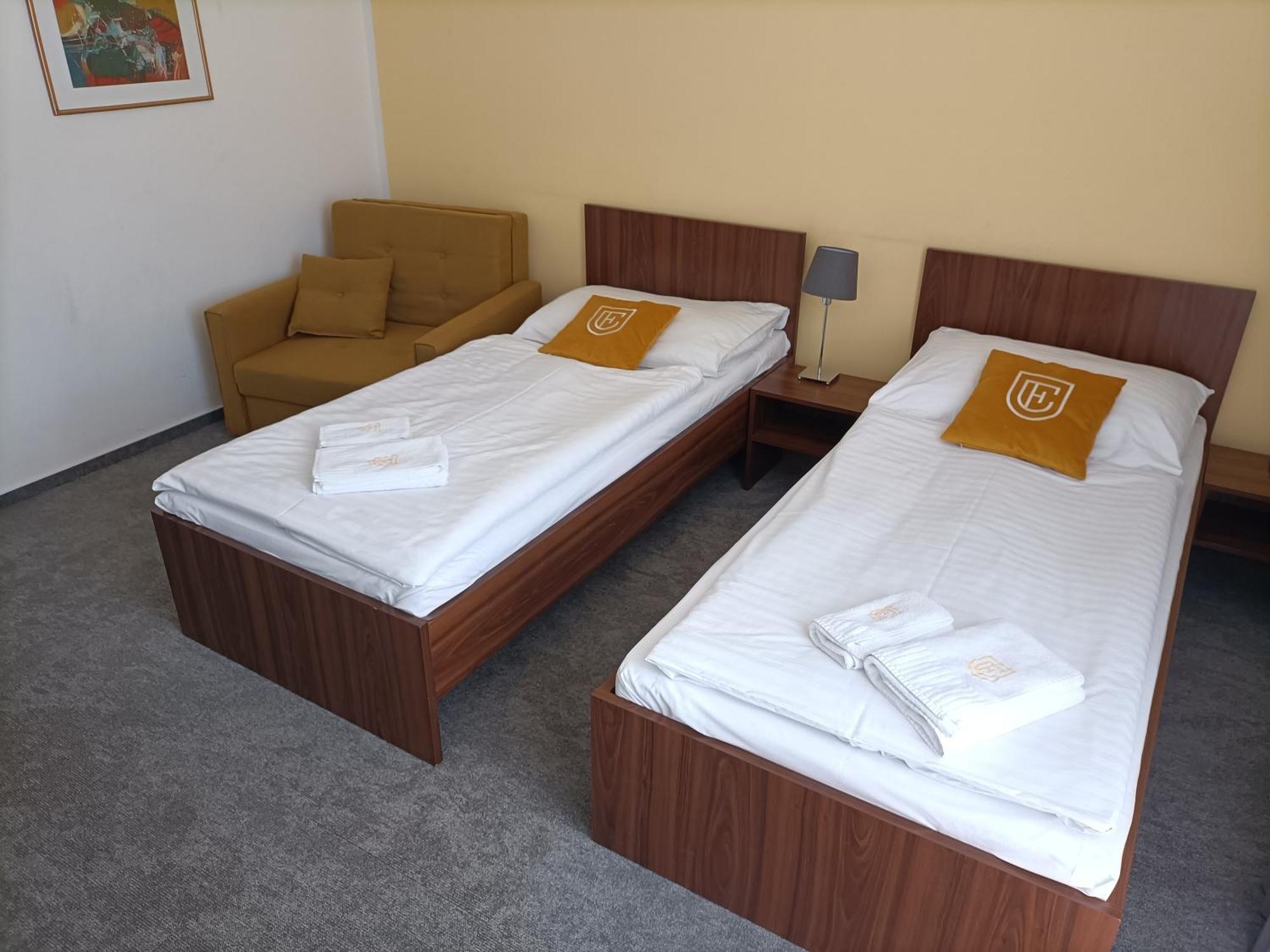 סטופאבה Hotel Eminent מראה חיצוני תמונה