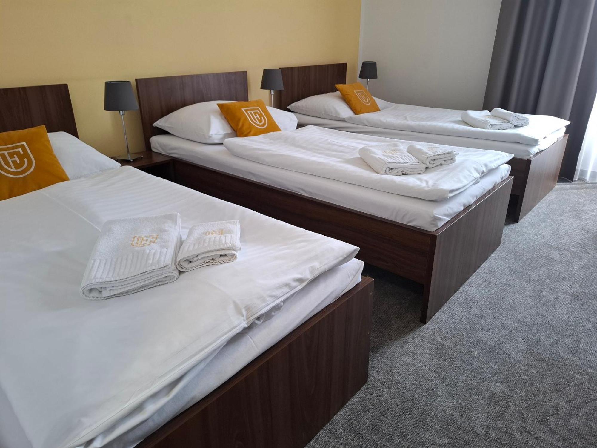 סטופאבה Hotel Eminent מראה חיצוני תמונה