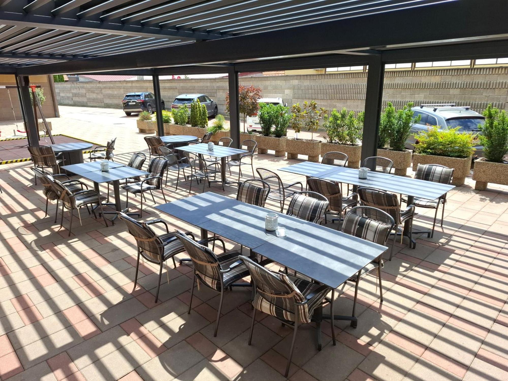 סטופאבה Hotel Eminent מראה חיצוני תמונה