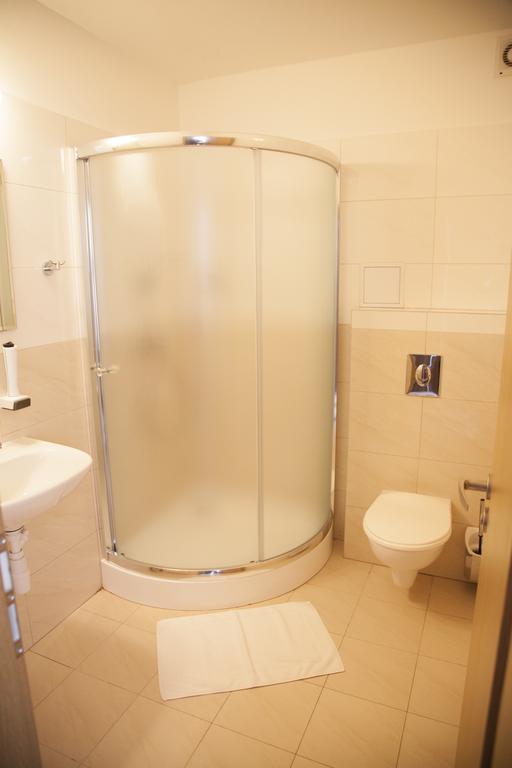 סטופאבה Hotel Eminent מראה חיצוני תמונה